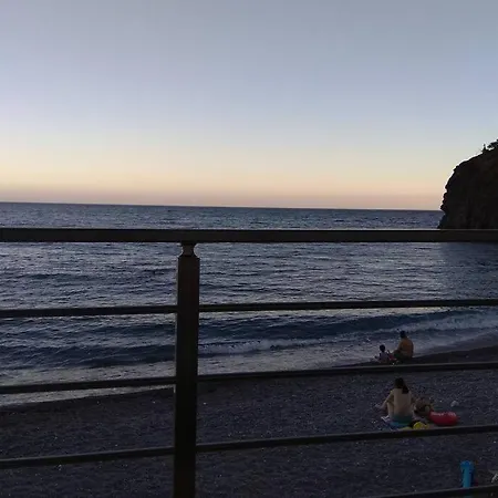 Tris Ekklisies Seaside Paránimfoi